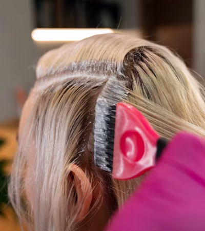 vista-lateral-mujer-peluqueria_23-2150668427